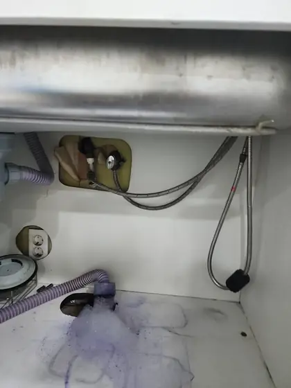 저장식 온수기 설치 — 온수기가 없던 싱크대 하부