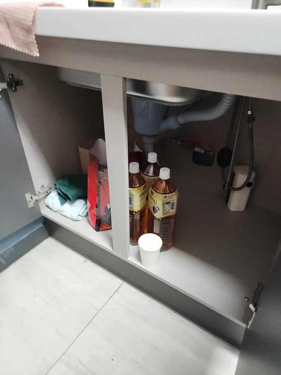 사무실 온수기 설치 — 온수기를 놓을 싱크대 하부